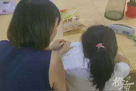 又到“女娲补天”的时刻！有妈妈连续熬夜陪孩子补暑假作业，补着补着，家里的天花板掉下来了……图片