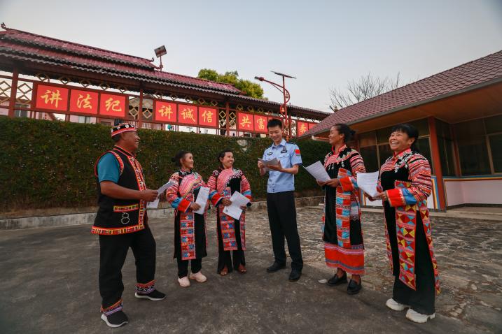 你妈又把你照片拿出来翻了:藏在心底的思念