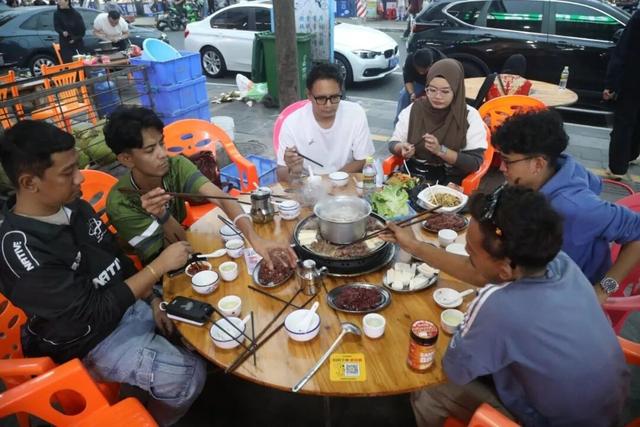 东盟网红漫游海南自贸港采风行：在生态软件园“数”见未来 于定安美食中“醉”享烟火！