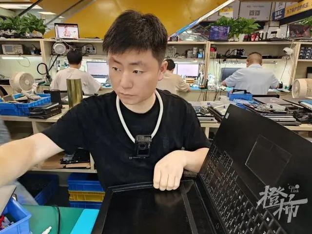 每月涨粉10万，外地顾客都想把电脑寄给他！杭州百脑汇这家店为什么突然火了？