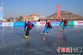 2024—2025全国速度滑冰马拉松系列赛宁夏分站赛开赛图片
