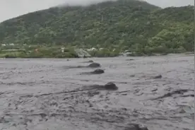 花莲堰塞湖溃堤冲垮桥梁直冲市区 2死12伤30失联