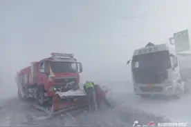 风吹雪天气致G3015线玛依塔斯路段封闭图片