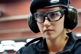 “神枪手”女警火了 网友：又美又飒 也就看了几十遍图片