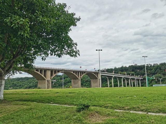 乐游绵阳 清凉一夏 ‖ 三台清凉避暑好去处推荐系列，滨江足球广场：活力一夏，畅玩绿茵间
