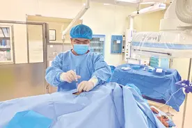 104岁老人摔倒胸椎压缩性骨折 烟台山医院植入“骨水泥”，老人第二天便可下地走动图片