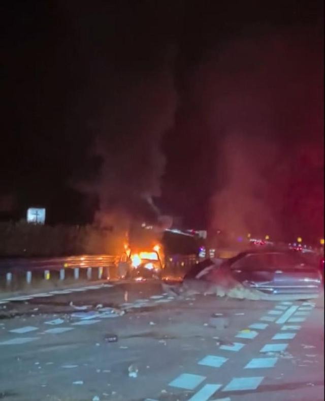 广西玉林警方通报：高速上5车追尾致2死3伤；遇难者亲属发声：堂哥两名女儿遇难，最小四五岁