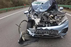 分心驾驶危害大！高速公路上小车撞上大货车图片