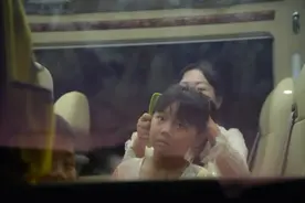 小候鸟的假期｜8岁的涵涵：我画了一幅画，“爸妈牵着我，在草原上”图片