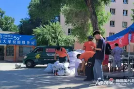 毕业季带来“毕业寄”高峰 乌市邮政开通校园包裹收寄绿色通道图片