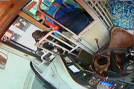 老人独自乘车行动不便 热心司机一个动作温暖整个车厢图片