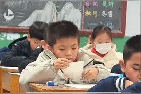 德州90后班主任给学生写“小纸条”表扬鼓励，学生的反应太暖了图片