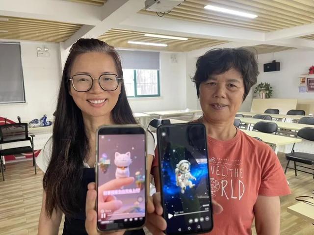 老年居民学AI，中山街道社区学校为老人点亮智慧生活