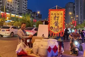 荣昌爆火背后，今年“五一”，三五线城市的小贩经济赢麻了图片