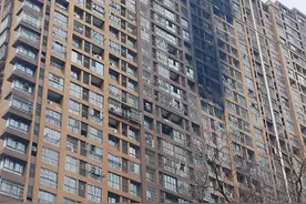 南京起火小区亲历者：有孕妇凌晨5点被惊醒，屋内浓烟让人喘不过气图片