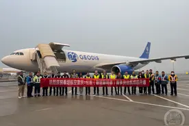 重庆首条直飞英国定期货运航线开通图片