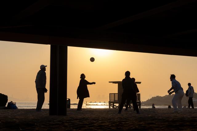 “爱心”树下 暮色醉人