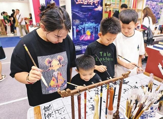 逛不够，买不完 市民周末逛展 尽享文博盛宴