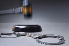 上海一女子被闺蜜PUA长达8年，卖房举债借了150万供她们旅游买奢侈品图片