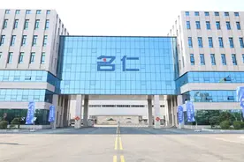 这瓶水，要做苏打水界的LABUBU图片
