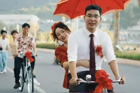 大红花、自行车……这对新人的复古婚礼火了！图片