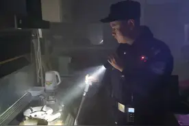 夜里肚子饿煮蛋忘关火引发浓烟，邻居敲不开门报了警……图片