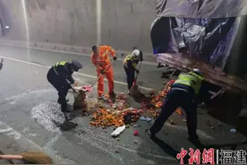 货车侧翻，龙岩高速开启保畅“加速度”图片