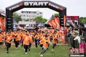 斯巴达勇士赛佛山打响 逾四千名大小勇士挑战自我图片