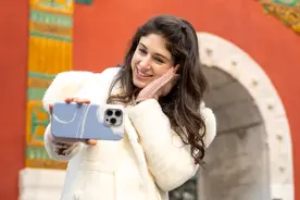 把中文歌唱“出圈”的美国人王韵蓝图片