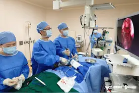 双胞胎孕妇患脑瘤突失明，医生从鼻孔手术成功切除，母子平安图片