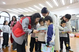 保定竞秀区：萌娃上演“环保时装秀”图片