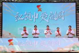 临近六一节，广州少年俊，看这鲜艳红领巾配搭飒爽蓝白海军装图片