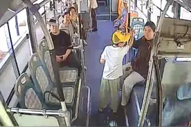 青岛故事丨男孩公交车上找不到妈妈哇哇大哭，全车人化身“临时家长”图片
