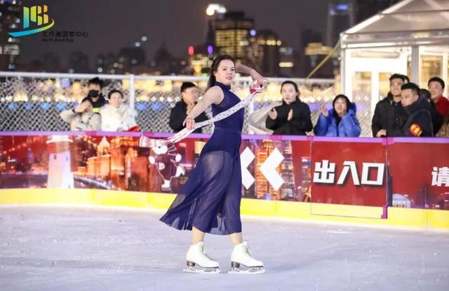 上海首个450㎡浦江冰场！飘雪、市集、和陆家嘴三件套同框，出片率100%→