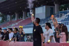 武汉一高校毕业狂欢：书记跟学生“打水仗”，校长与师生一起“荧光跑”图片