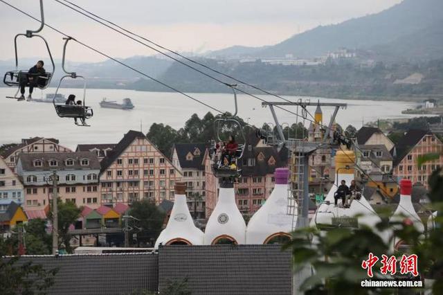 初冬时节三峡库区沿江小镇美景引游客