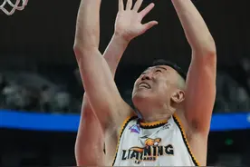 辽宁队总比分4比0战胜新疆队，连续三个赛季夺得CBA总冠军图片