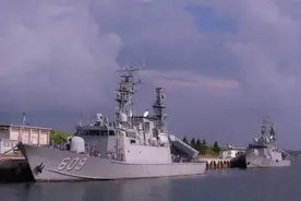 台媒：台海军证实一艘巡逻舰昨日进港时碰触砂坝导致搁浅，称已自行脱困图片