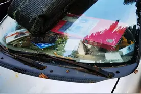 情报站|济南一小区附近现“僵尸车”，车上堆满杂物成“小仓库”图片