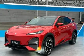 新款深蓝S07，提供两套智驾系统选择，16.99万元起售图片