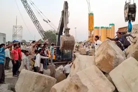 印度首条高铁施工现场混凝土块倒塌 致3名工人死亡1人受伤图片