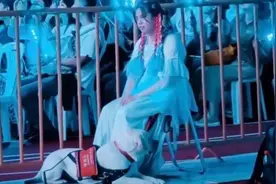 “我们互相拯救”！视障女孩第一次“看”演唱会，歌手催泪发声热搜图片