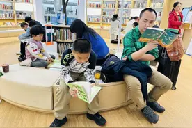 广州白云站把图书馆搬进火车站，为旅客带来出行新体验图片