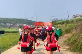 “审完再来缝针”的他休假回老家，二等功臣牌匾也送到了！图片