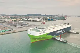 高约13层楼 全球最大清洁能源滚装船靠泊厦门港现代码头图片