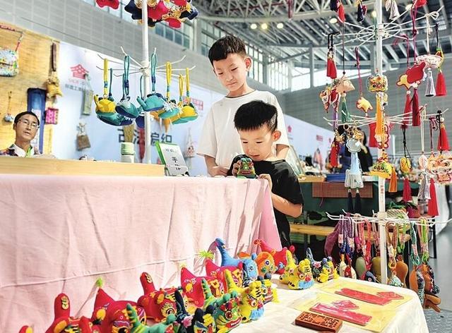 逛不够，买不完 市民周末逛展 尽享文博盛宴