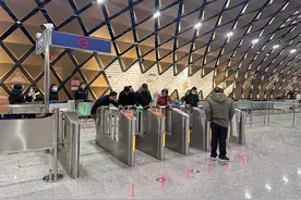 南京地铁7号线全线开通，记者抢鲜体验清新小草绿图片