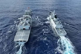 浪花奔涌！一起看南部战区海上应急补给训练现场图片