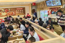 “五一”假期老字号餐饮消费火，部分餐厅每天排队近百桌图片