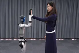 英媒：中企将举办人形机器人格斗赛图片